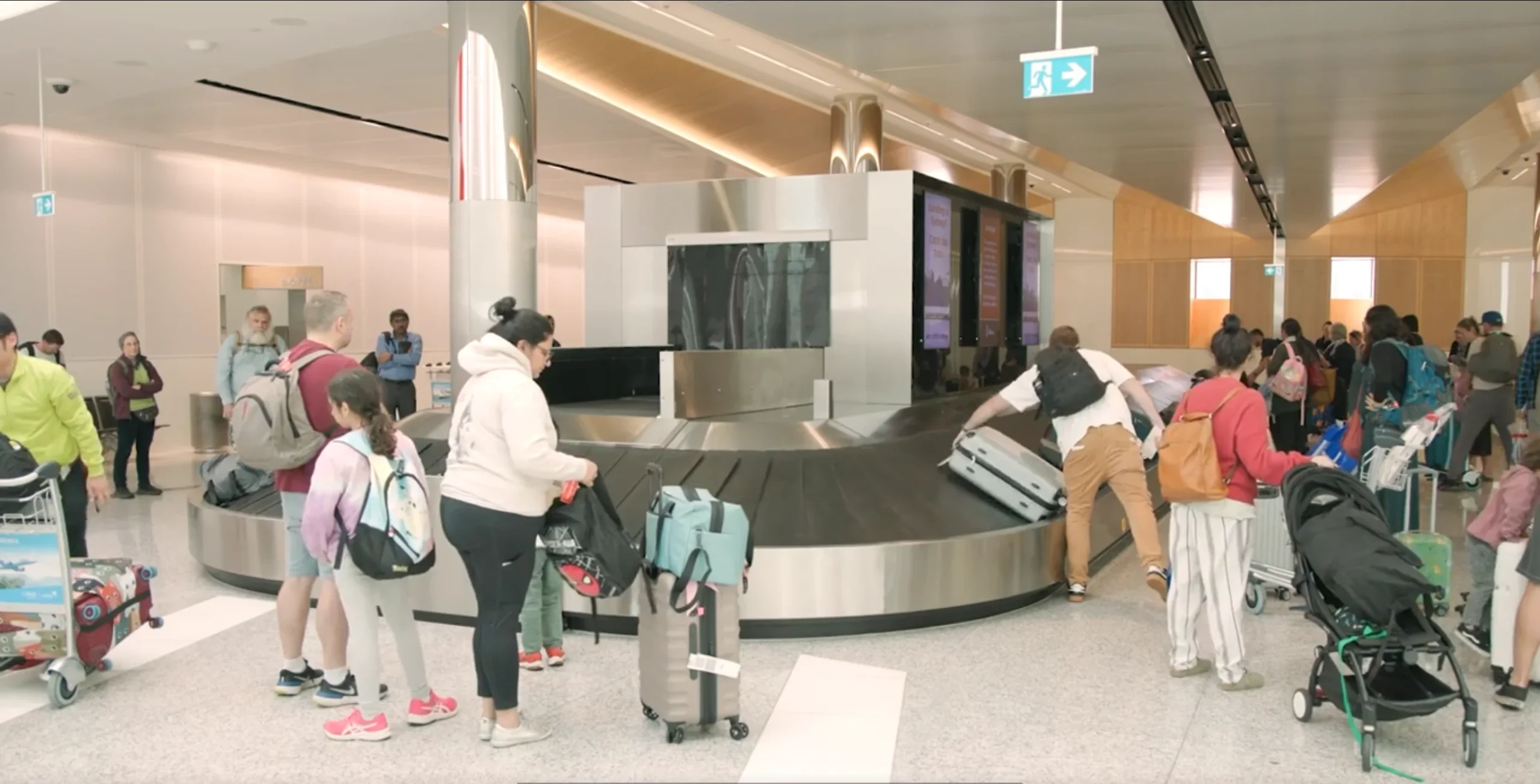 澳洲机场行李转盘区旅客取行李实拍场景,截自ABF官方SmartGate入境流程说明视频