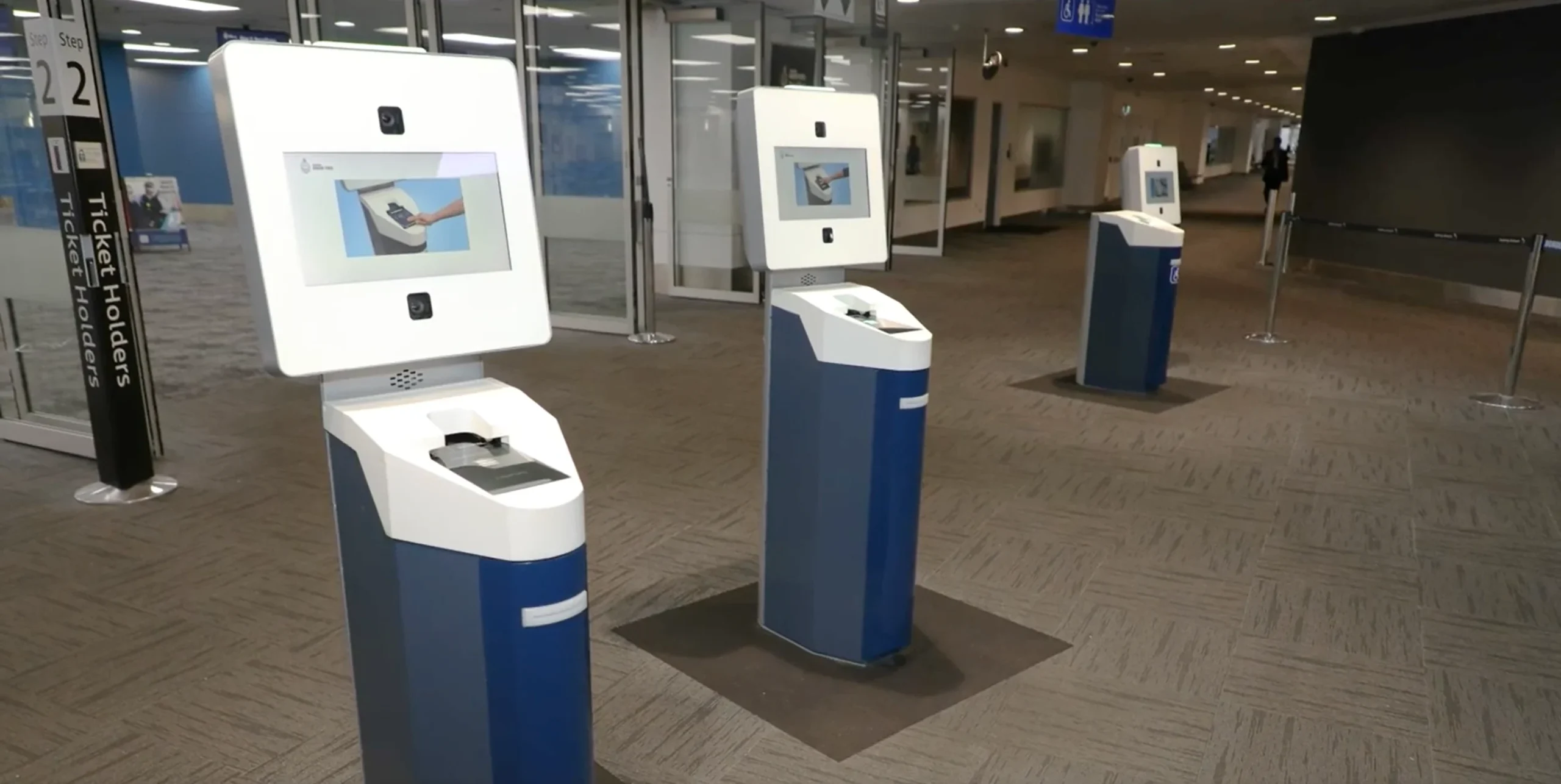 澳洲机场SmartGate入境自助值机亭(Kiosk)实拍,屏幕提示插入护照,截自ABF官方SmartGate入境流程说明视频